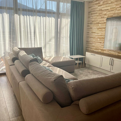 Мягкий диван с объемными подушками: отзыв о комфорте. Фото семейного отдыха. 5/5.